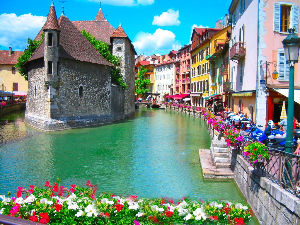 Shalowa_ou_nous_trouver-jours_de_marchés_Annecy_Vieille_Ville_Petite_Venise_Des_Alpes_(Haute-Savoie).jpg